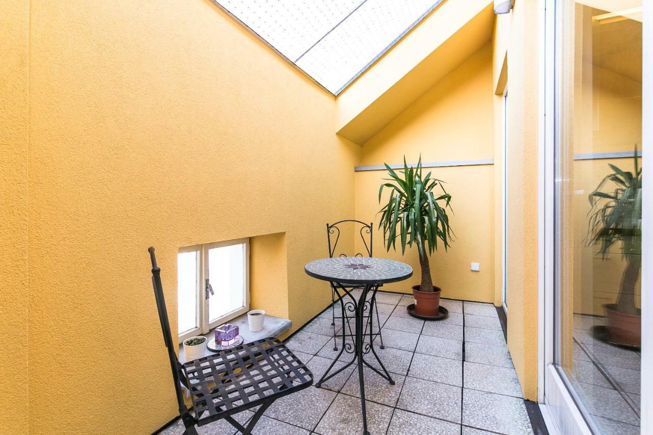 Attic Apartment By Wenceslas Square Prague Extérieur photo